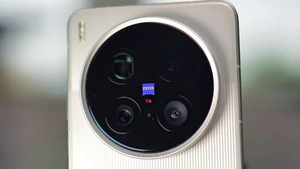 Vivo X300 and X300 Pro Design and Camera First Look